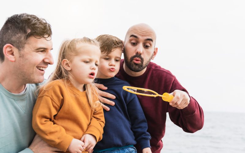 Cómo iniciar tu proceso de subrogación: guía para parejas del mismo sexo de España